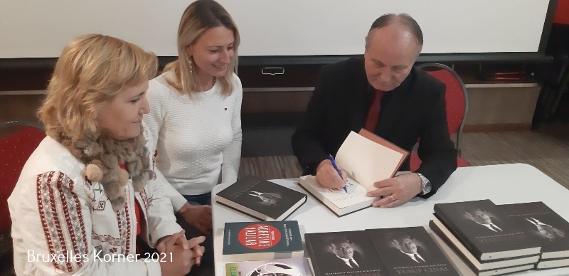 Yusuf Cınal'ın Yeni kitabi ve Yasin Halaç'ın yeni karikatürleri sergilendi.