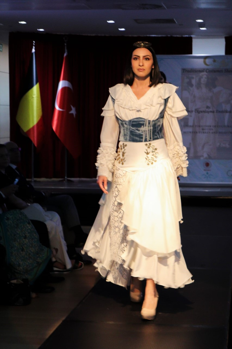 TÜRKİYE VE BELÇİKA'NIN BİRLİKTE YAŞAMA KÜLTÜRÜNÜ YANSITAN MOTİFLERDEN OLUŞAN GELENEKSEL KIYAFETLER DEFİLESİNE İLİŞKİN BASIN NOTU