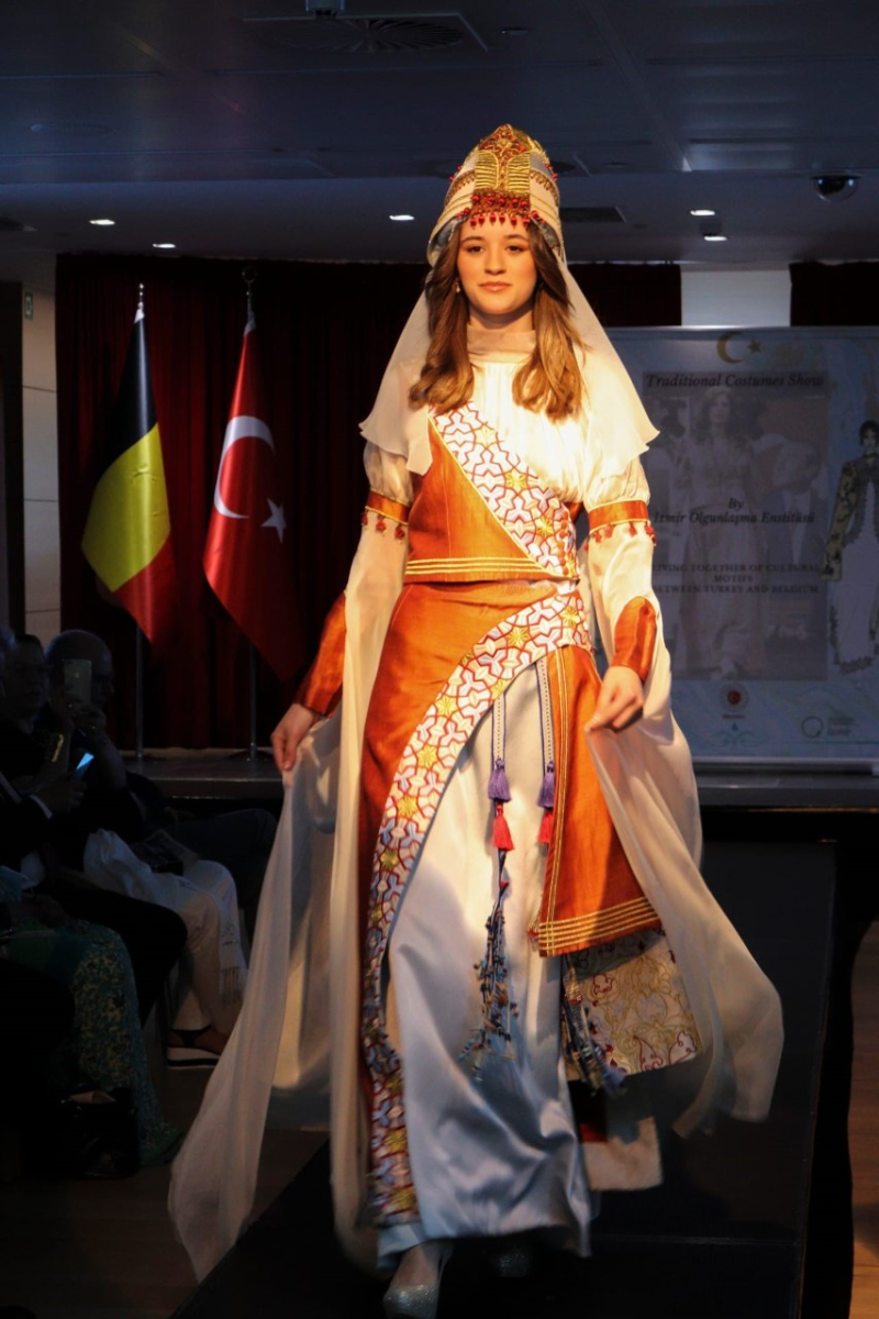 TÜRKİYE VE BELÇİKA'NIN BİRLİKTE YAŞAMA KÜLTÜRÜNÜ YANSITAN MOTİFLERDEN OLUŞAN GELENEKSEL KIYAFETLER DEFİLESİNE İLİŞKİN BASIN NOTU