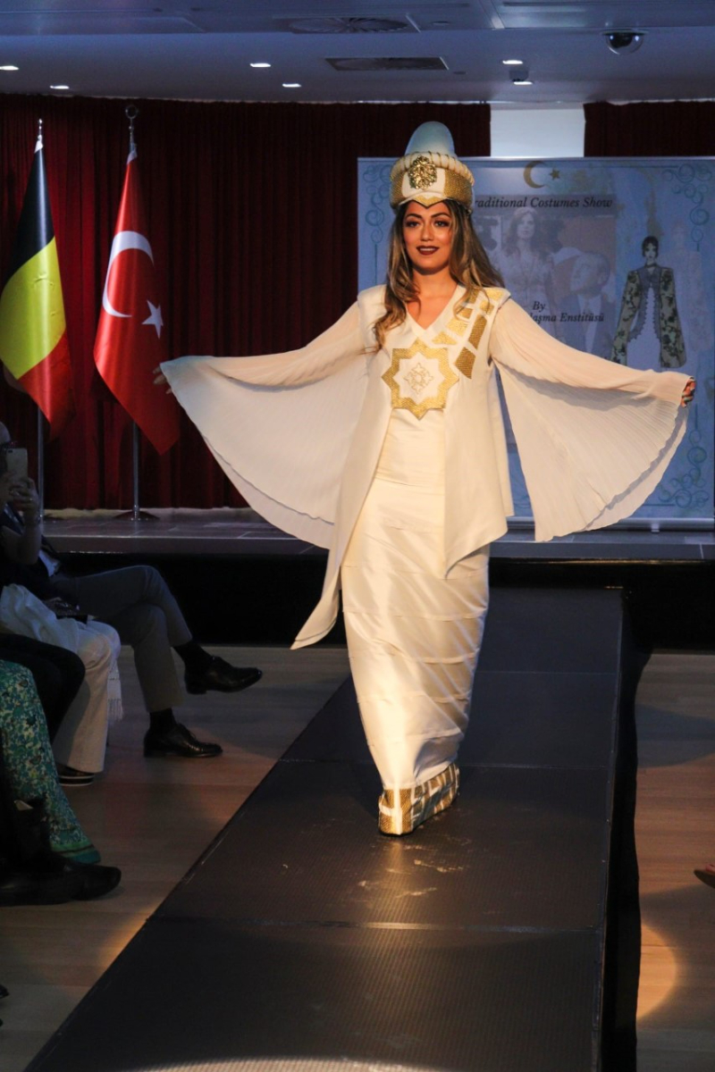 TÜRKİYE VE BELÇİKA'NIN BİRLİKTE YAŞAMA KÜLTÜRÜNÜ YANSITAN MOTİFLERDEN OLUŞAN GELENEKSEL KIYAFETLER DEFİLESİNE İLİŞKİN BASIN NOTU