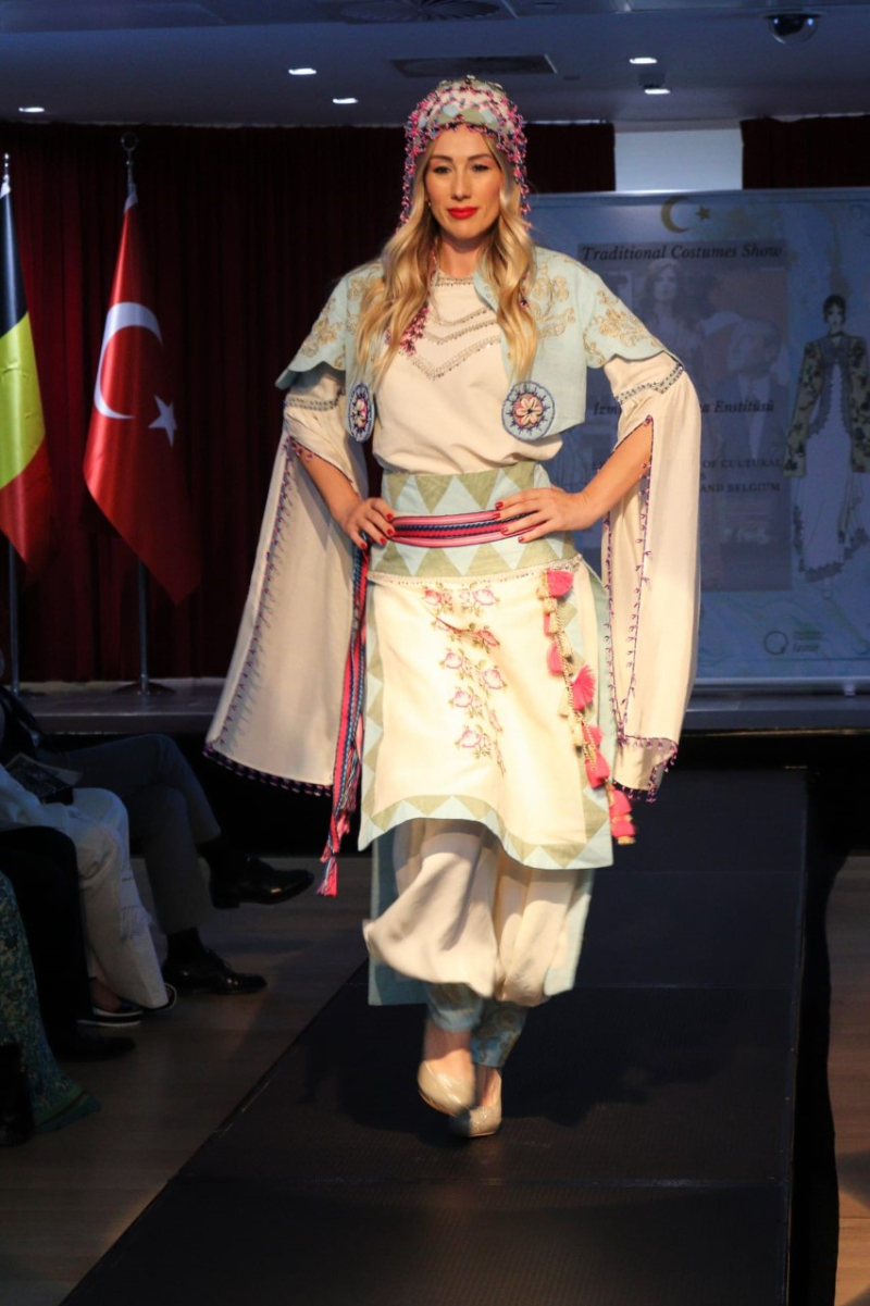 TÜRKİYE VE BELÇİKA'NIN BİRLİKTE YAŞAMA KÜLTÜRÜNÜ YANSITAN MOTİFLERDEN OLUŞAN GELENEKSEL KIYAFETLER DEFİLESİNE İLİŞKİN BASIN NOTU