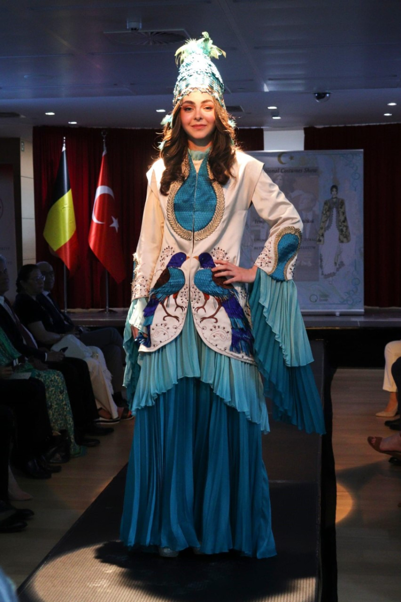 TÜRKİYE VE BELÇİKA'NIN BİRLİKTE YAŞAMA KÜLTÜRÜNÜ YANSITAN MOTİFLERDEN OLUŞAN GELENEKSEL KIYAFETLER DEFİLESİNE İLİŞKİN BASIN NOTU
