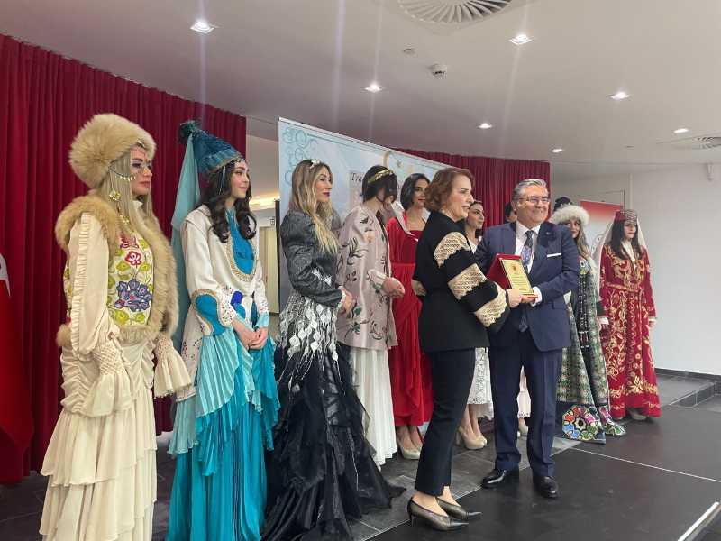 TÜRKİYE VE BELÇİKA'NIN BİRLİKTE YAŞAMA KÜLTÜRÜNÜ YANSITAN MOTİFLERDEN OLUŞAN GELENEKSEL KIYAFETLER DEFİLESİNE İLİŞKİN BASIN NOTU