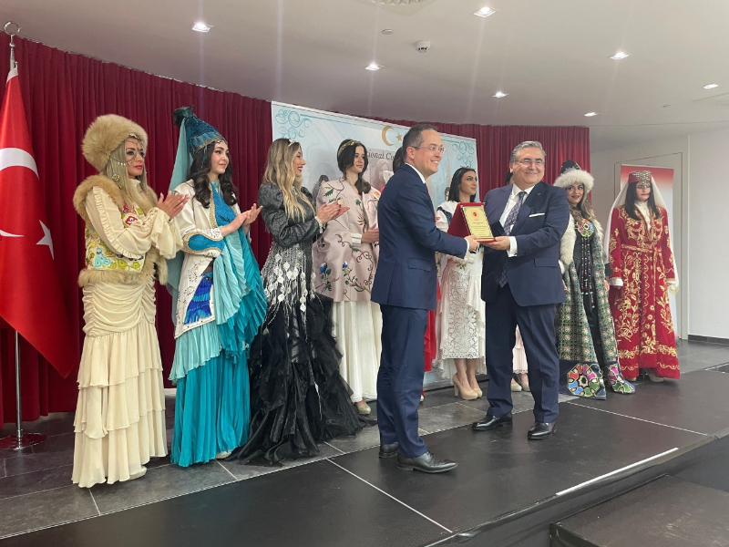 TÜRKİYE VE BELÇİKA'NIN BİRLİKTE YAŞAMA KÜLTÜRÜNÜ YANSITAN MOTİFLERDEN OLUŞAN GELENEKSEL KIYAFETLER DEFİLESİNE İLİŞKİN BASIN NOTU