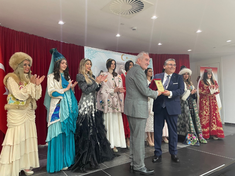 TÜRKİYE VE BELÇİKA'NIN BİRLİKTE YAŞAMA KÜLTÜRÜNÜ YANSITAN MOTİFLERDEN OLUŞAN GELENEKSEL KIYAFETLER DEFİLESİNE İLİŞKİN BASIN NOTU