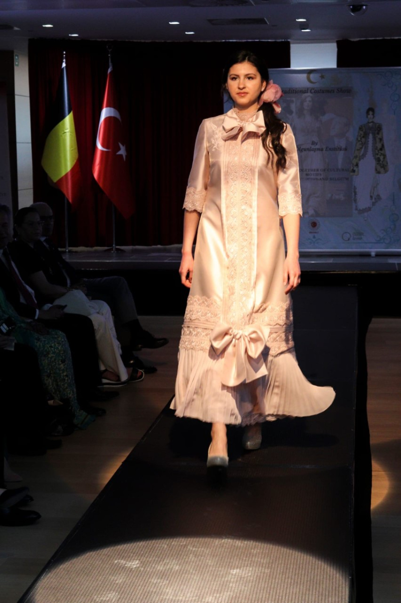 TÜRKİYE VE BELÇİKA'NIN BİRLİKTE YAŞAMA KÜLTÜRÜNÜ YANSITAN MOTİFLERDEN OLUŞAN GELENEKSEL KIYAFETLER DEFİLESİNE İLİŞKİN BASIN NOTU