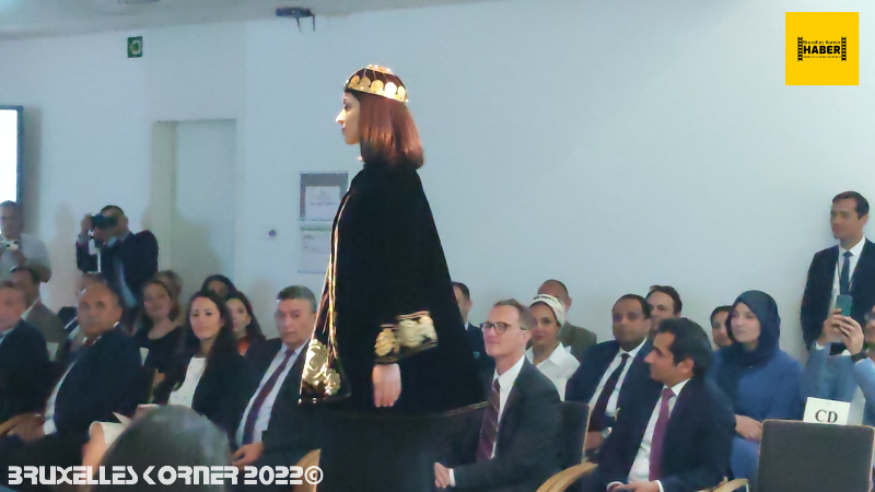 TÜRKİYE VE BELÇİKA'NIN BİRLİKTE YAŞAMA KÜLTÜRÜNÜ YANSITAN MOTİFLERDEN OLUŞAN GELENEKSEL KIYAFETLER DEFİLESİNE İLİŞKİN BASIN NOTU