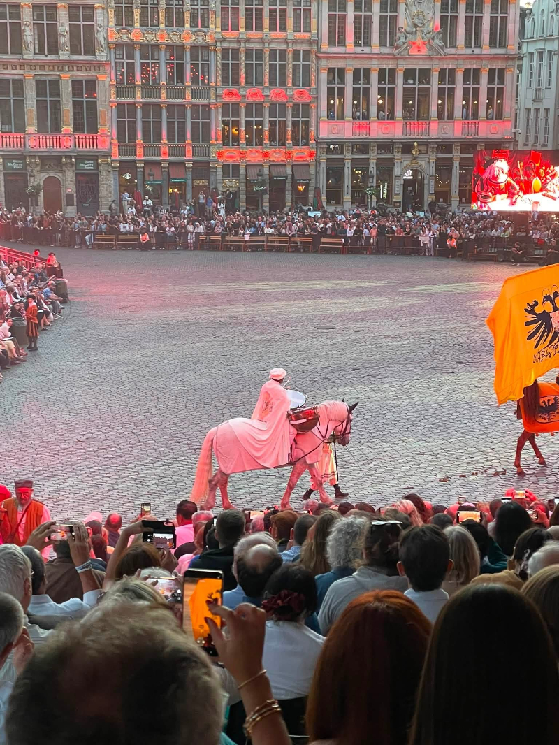 Brüksel Ommegang'ı: Kafelerin ve Brasserielerin Ardındaki Belçika'nın En Eski Geleneklerinden Birinin Hikâyesi