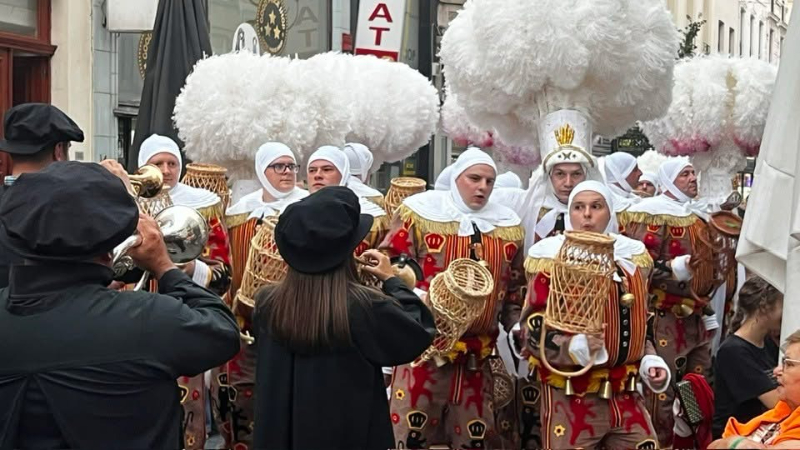 Brüksel Ommegang'ı: Kafelerin ve Brasserielerin Ardındaki Belçika'nın En Eski Geleneklerinden Birinin Hikâyesi