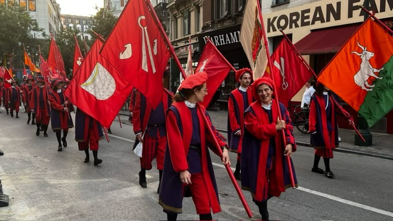 Brüksel Ommegang'ı: Kafelerin ve Brasserielerin Ardındaki Belçika'nın En Eski Geleneklerinden Birinin Hikâyesi