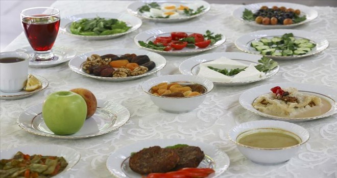 Oruçluyken mide rahatsızlığının önlemesi için sahurun atlanmaması önerildi