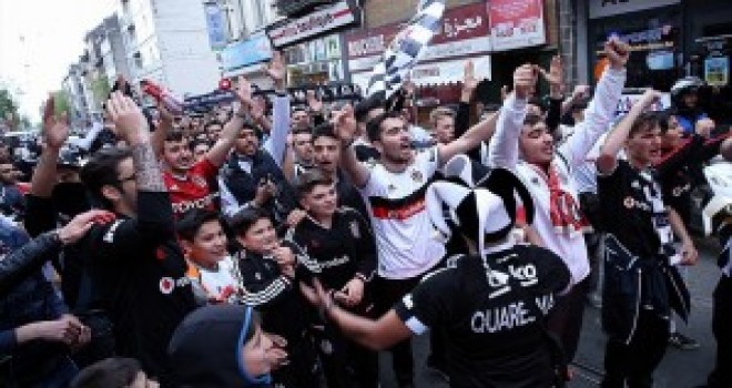 Beşiktaşlı Taraftarlar Brüksel Sokaklarında Şampiyonluk Turu Attı