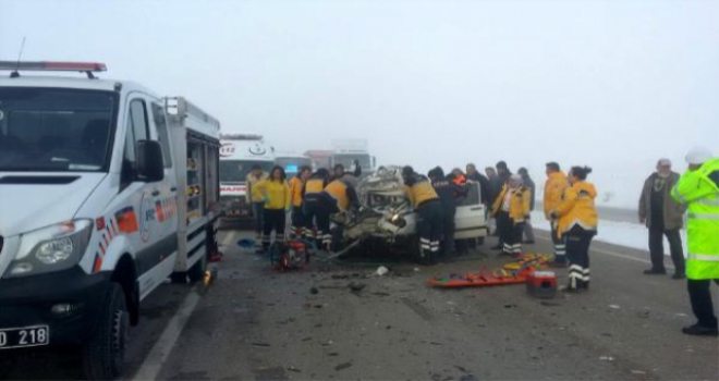 Afyonkarahisar'da Otomobil Tır'a Çarptı: 2 Ölü, 2 Yaralı