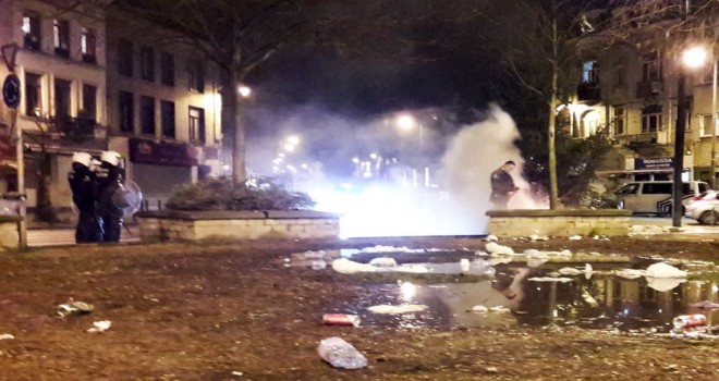 Yılbaşı gecesinde Molenbeek'te polis ve itfaiye taşlandı, Haren polis merkezine kundaklama girişimi