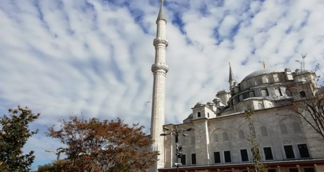 İzmir'de camilere alçak provakasyon! Bir kadın gözaltına alındı