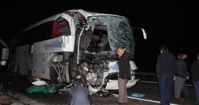 Afyonkarahisar'da Yolcu Otobüsü Kamyona Çarptı: 1'i Ağır 13 Yaralı