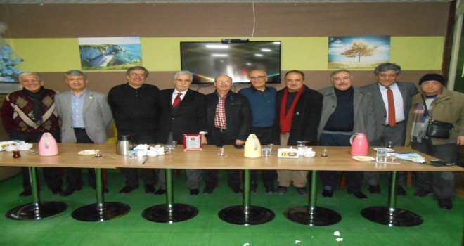 ESOGÜ’NDE ÖĞRETİM ÜYESİ PROF. DR. OSMAN KÖKSAL’dan yaş haddinden emekliye ayrılan Eskişehir 7. ci Noteri EMİRDAĞLI Ömer Faruk Karataş’a ‘Plaket Ödülü