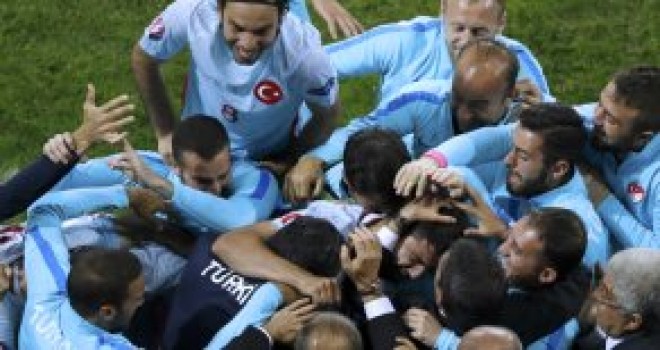 Milli Takımımız Çek Cumhuriyeti'ni 2-0 Yendi. Biz bitti demeden bitmez!