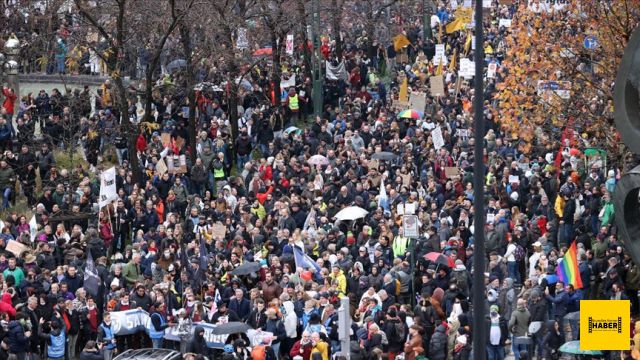 Brüksel'de yaklaşık 35 bin kişi sıkılaştırılan Kovid-19 tedbirlerini protesto etti