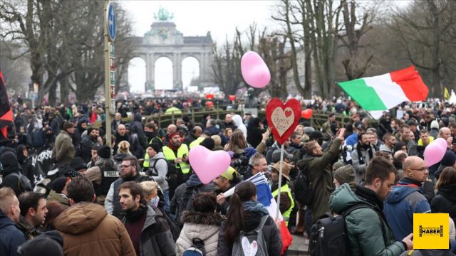 Brüksel'de 50 bin kişi Kovid-19 tedbirlerini protesto etti