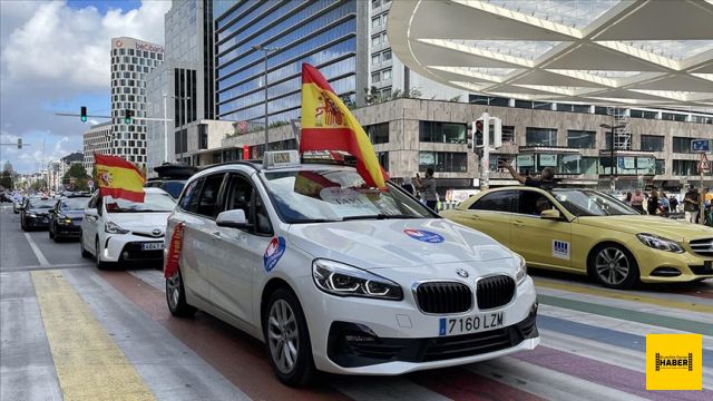 Avrupalı taksiciler Brüksel'de Uber'i protesto etti