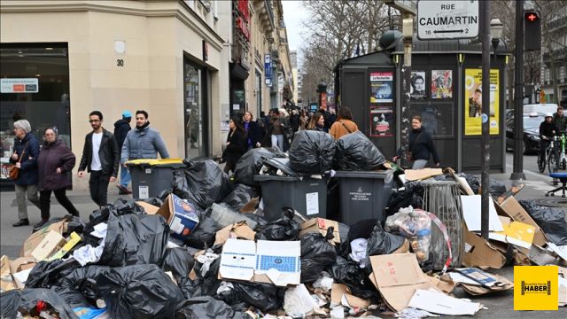 Paris'te çöpçülerin grevi nedeniyle sokaklarda 10 bin ton çöp yığıldı