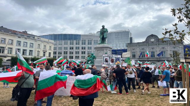 Brüksel’de Bulgar göstericiler, “EU IS FUNDING THE MAFIA IN BULGARIA WITH TAXPAYER MONEY!”