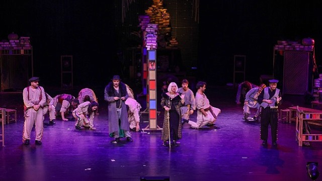 “Eşeğin Gölgesi” Bakırköy’de Görkemli Gala İle Sahnelendi