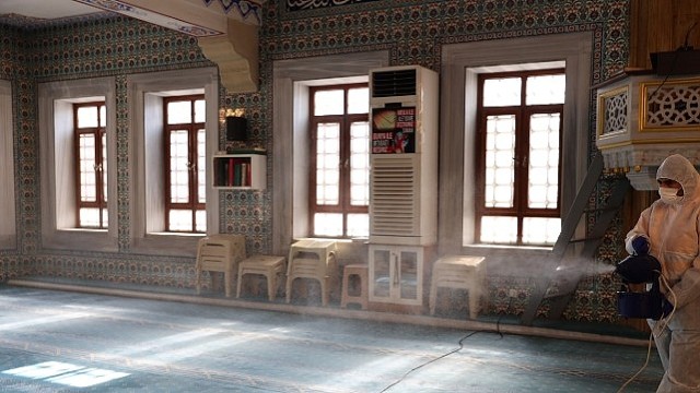 Bayrampaşa’da camiler dezenfekte ediliyor