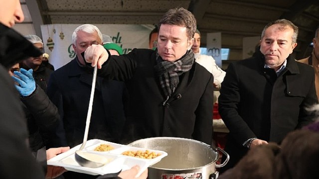 Osmangazi Belediyesi’nin İftar Sofrasında Yüzlerce Kişi Bir Araya Geldi