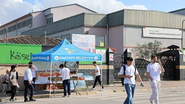 Kartepe Belediyesi, YKS Adayları ve Velilerin Heyecanına Ortak Oldu
