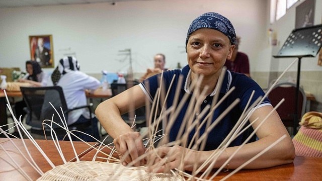 Bornova Belediyesi’nin El Sanatları Kursu Kanser Hastası Yeliz’e Umut Oldu: “Burada hastalığımı unuttum”