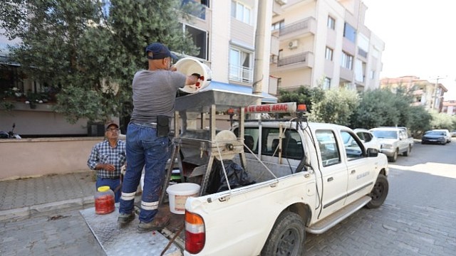 Efes Selçuk’ta Salçalar Ailece Hazırlanıyor, Belediye Makine ile Destek Oluyor