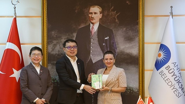 Singapur Cumhuriyeti Büyükelçisi Kok Li Peng’den Özdemir’e ziyaret