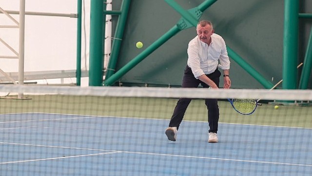 Büyükakın mesajını bu kez tenis kortundan verdi: ’Kocaeli’de herkes, her sporu yapabiliyor’