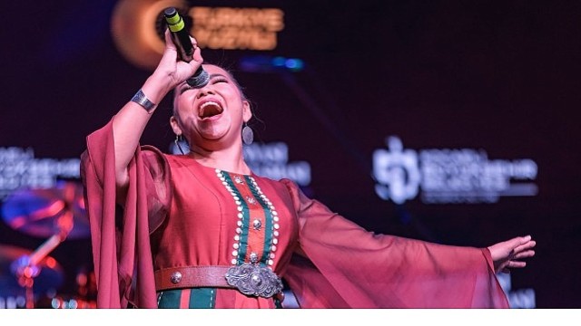 Salon doldu, vatandaşlar dışarıya taştı