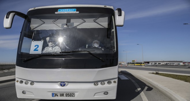Türk vatandaşları uçaklarla Türkiye'ye getirilmeye başlandı