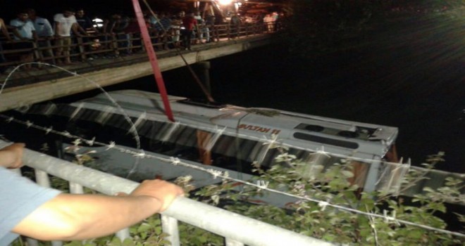 Öğrenci otobüsü sulama kanalına devrildi: 14 ölü