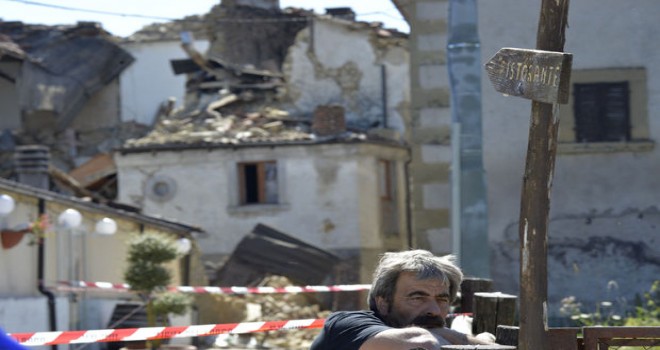 İtalya'nın Amatrice kasabası 'iğrenç' karikatür nedeniyle Charlie Hebdo’ya dava açtı