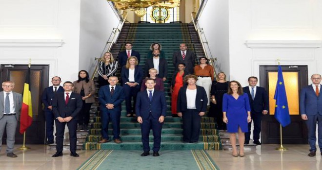 BÜYÜK ANKET 2021. Vlaams Belang biraz kan kaybetsede en büyük parti olmaya devam ediyor