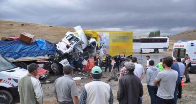 EMİRDAĞ YOLUNDA TRAFİK KAZASI 3 ÖLÜ 5 YARALI