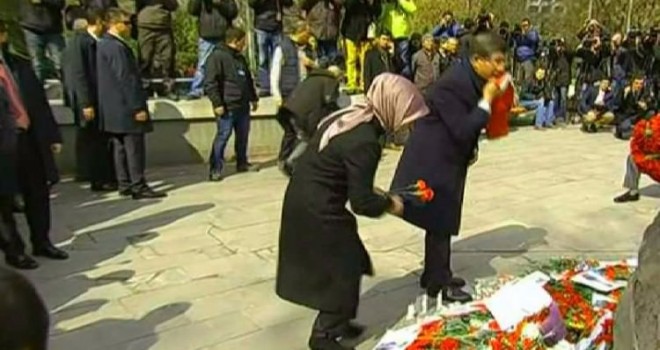 Davutoğlu karanfil bırakıp dua etti
