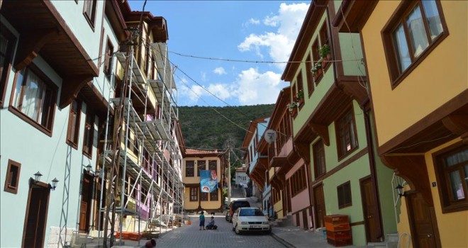 ESKİ ZAMAN EVLERİ DUDAKLARIMIZDAKİ TEBESSÜMDÜR