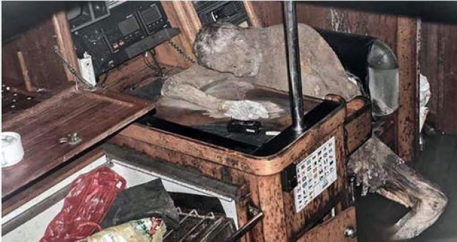 Mumyalı yat yıllarca okyanusta başıboş, sürüklenir halde gezindi