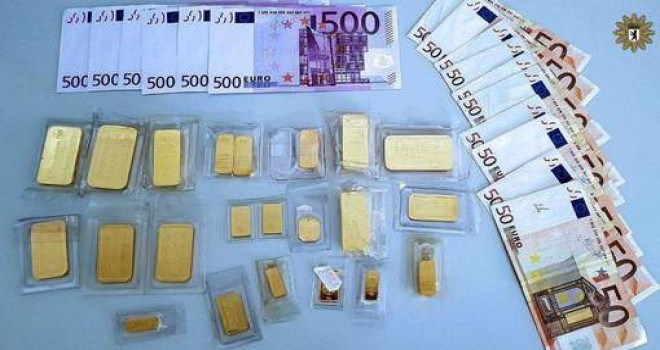 Adam ağacın altında altın barlar ve nakit para ile dolu çanta buldu