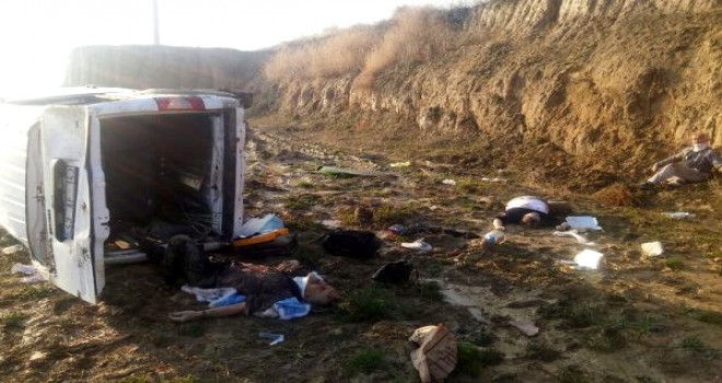 Afyonkarahisar'da Hafif Ticari Araç Şarampole Devrildi: 2 Ölü, 3 Yaralı