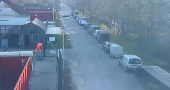 Flaman bölgesinde yeniden açılan geri dönüşüm parklarında uzun araç kuyrukları oluștu