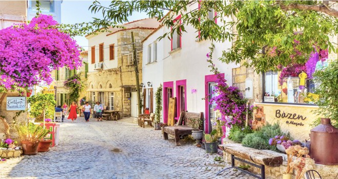 Alaçatı demek renk cümbüşü demektir