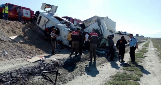 Konya'da TIR ile minibüs çarpıştı: 7 ölü, 5 yaralı