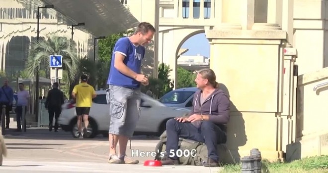 Hayırsever komedyen sokaklarda servet dağıttı